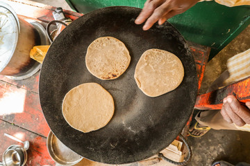 インドの屋台でチャパティを作っている姿