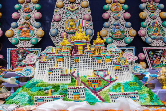 チベット仏教の祈りのための、お供え。トルマ。ポタラ宮殿