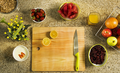 Desayuno tabla cuchillo fruta mañana jugo de naranja