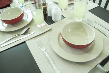 Mesa desayuno comida servida plato rojo tenedor cuchara