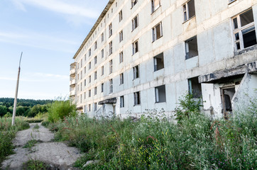 Fototapeta na wymiar Abandoned multi-storey building.