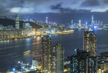 Obraz premium Panoramę portu Victoria w Hongkongu w nocy