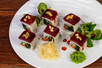Japanese roll with tuna and gold