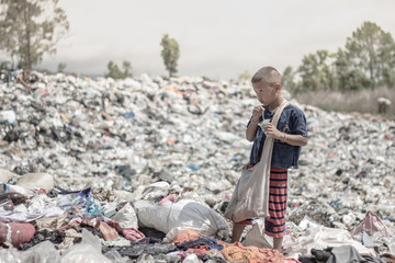Poor children earn money by selling garbage.