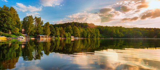 ruhige Abendstimmung zum Sonnenuntergang auf der  Talsperre Kriebstein in Lauenhain
