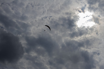 Obraz na płótnie Canvas parapendio tra le nuvole