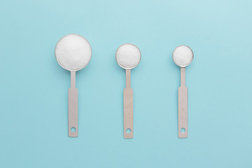 計量スプーンと塩の写真素材