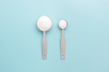 計量スプーンと塩の写真素材