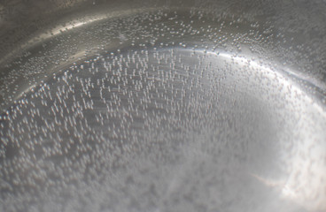 Background from the beginner to boil the water in the pan is out of focus.