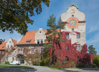 Isar Amper Klinikum in Haar, Fassade mit Herbstfärbung und historischer Uhr