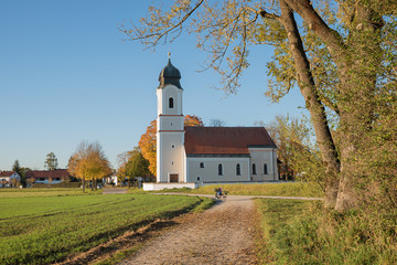 Wallfahrtskirche Sankt Leonhard in Höhenkirchen, Herbstlandschaft