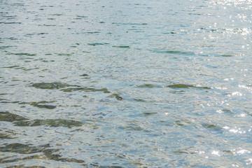 kleine Wellen im Wasser glitzern im Sonnenlicht