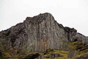 Montaña con columnas basálticas de lava.