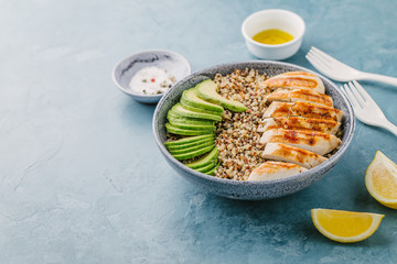 Bowl with quinoa, avocado and chicken