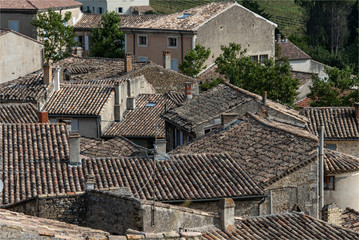 toits de maisons provençales à Grignan dans la Drôme en France
