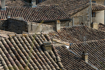 toits de maisons provençales à Grignan dans la Drôme en France