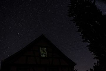 Sternenhimmel mit Haus
