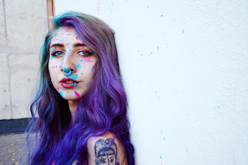 Preciosa modelo alternativa con pintura en su piel