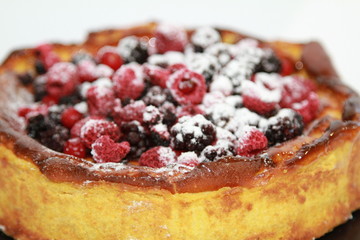 Torta artigianale ricoperta di frutti bosco e zucchero