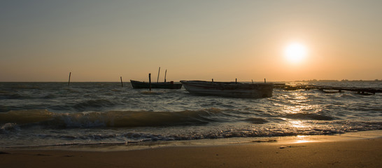 Naklejka premium Gün Batımında Denizi İzlemek