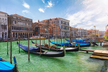 Fototapeta na wymiar Blick auf die Gondeln des Kanal Grande an einem sonnigen Tag in Venedig, Italien