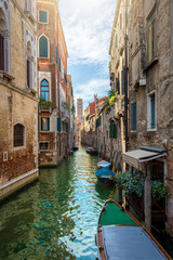 Fototapeta na wymiar Blick auf einen kleinen, idyllischen Kanal mit Venezianischer Architektur in Venedig, Italien