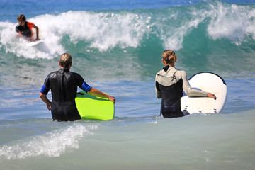 mujeres surfistas metiendose en el agua país vasco 4M0A0939-f18