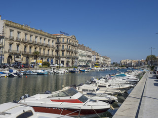 Ville de Sète dans l'Hérault appelée la Venise du Languedoc avec ses canaux débouchant sur la...