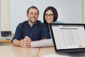 zufriedenes ehepaar in einem beratungsgespräch 