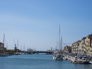 ille de Sète dans l'Hérault appelée la Venise du Languedoc avec ses canaux débouchant sur la Méditerrannée.