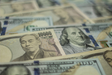日本円とドル紙幣