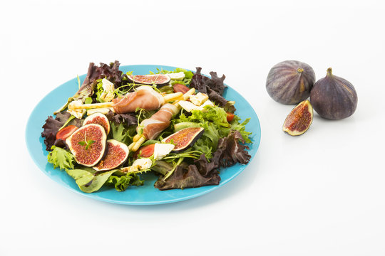 gemischter Blattsalat mit Feigen, Tomaten, Schafskaese und Crossinis mit Schinken, Freisteller