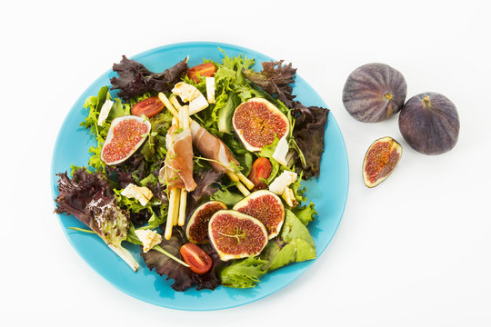 gemischter Blattsalat mit Feigen, Tomaten, Schafskaese und Crossinis mit Schinken, Freisteller