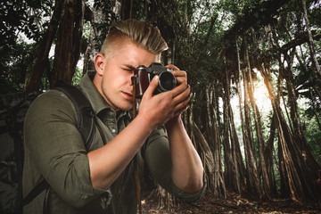 Fotograf im Dschungel mit Kamera