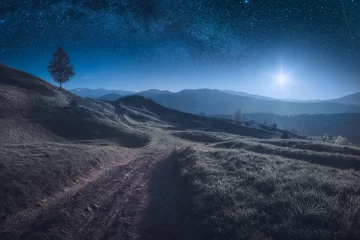 Rolgordijnen Weg door de nachtelijke bergvallei © Bashkatov