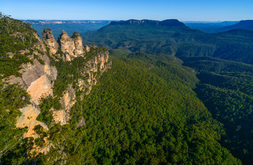 Fototapeta na wymiar Wide angle view of the Jamison Valley and its famous landmarks in Australia's Blue Mountains