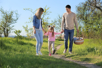 Obraz premium Happy family going on picnic in park