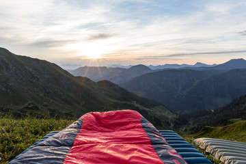 Berglandschaft mit Ausblick aus dem Schlafsack