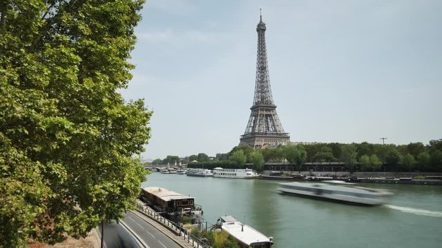 Time lapse in Paris. Cars pass on the banks of the Seine (right bank) and the Eiffel Tower is in the background.