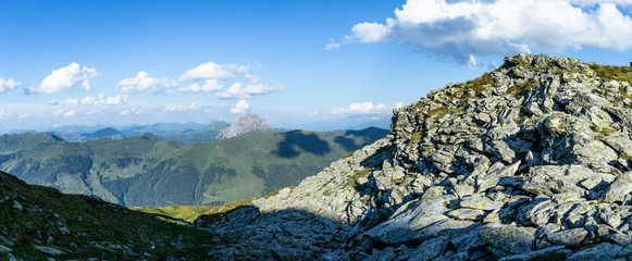 Bergpanorama mit Steine unter blauem Himmel im Sommer
