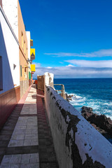 Obraz premium Wohnhäuser direkt am Atlantik auf Teneriffa