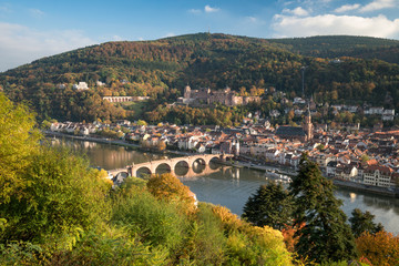 Obraz premium Heidelberg Stadtansicht im Herbst mit Schloss und Neckar