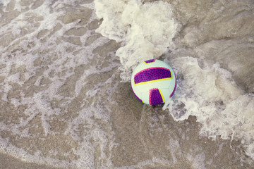 pallone colorato tra le onde
