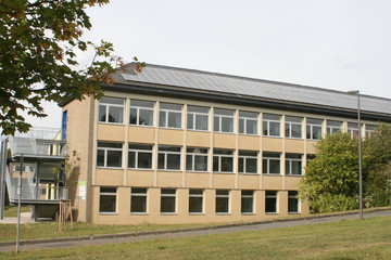 Fototapeta na wymiar Schulgelände, Schulhaus, Schulgebäude Schulhof