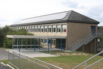 Fototapeta na wymiar Schulgelände, Schulhaus, Schulgebäude Schulhof