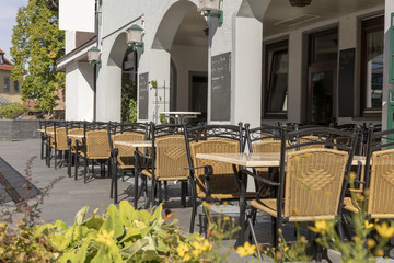 Stühle und Tische vor einer Gaststätte in Iffezheim