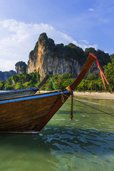 Longtailboote als Wassertaxi am Railay- beach, Krabi
