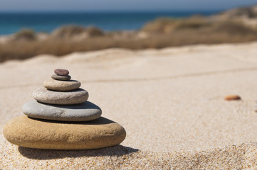 Fototapeta na wymiar figure of sea stones on the beach