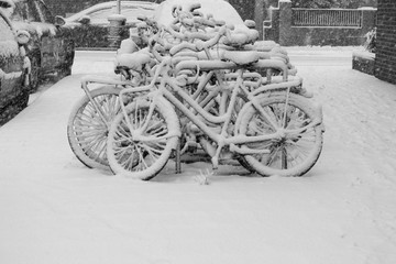 Fototapeta na wymiar Fahrräder im Schnee