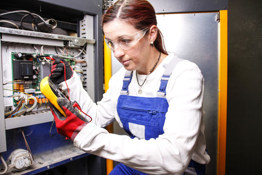 weibliche Mechaniker repariert kompresor-motor